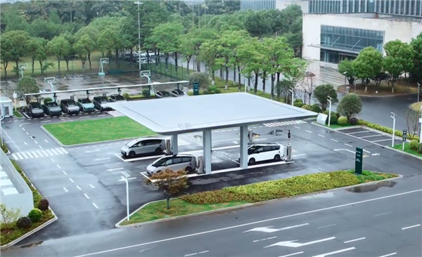 理想汽车全国首座穿梭超充旗舰站落地：4根5C超充桩管饱